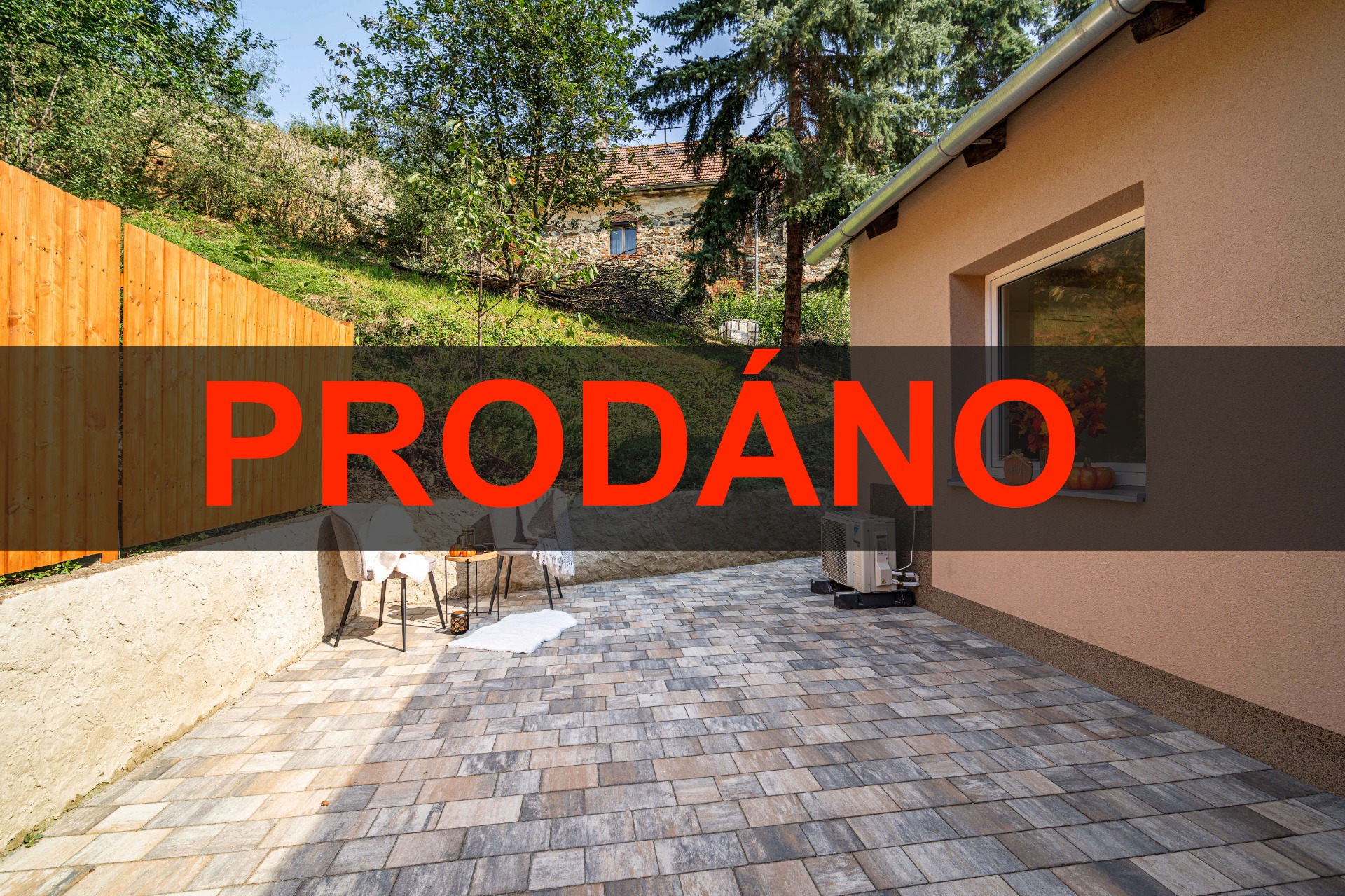 Prodej klimatizovaného bytu 3+1 se zahrádkou, sklepem, parkováním a velkou dílnou či jinak využitelným prostorem + půda k možné půdní vestavbě.Vícegenerační rodinný dům se třemi bytovými jednotkami + velká půda/parkování. Celková podlahová plocha 290 m²