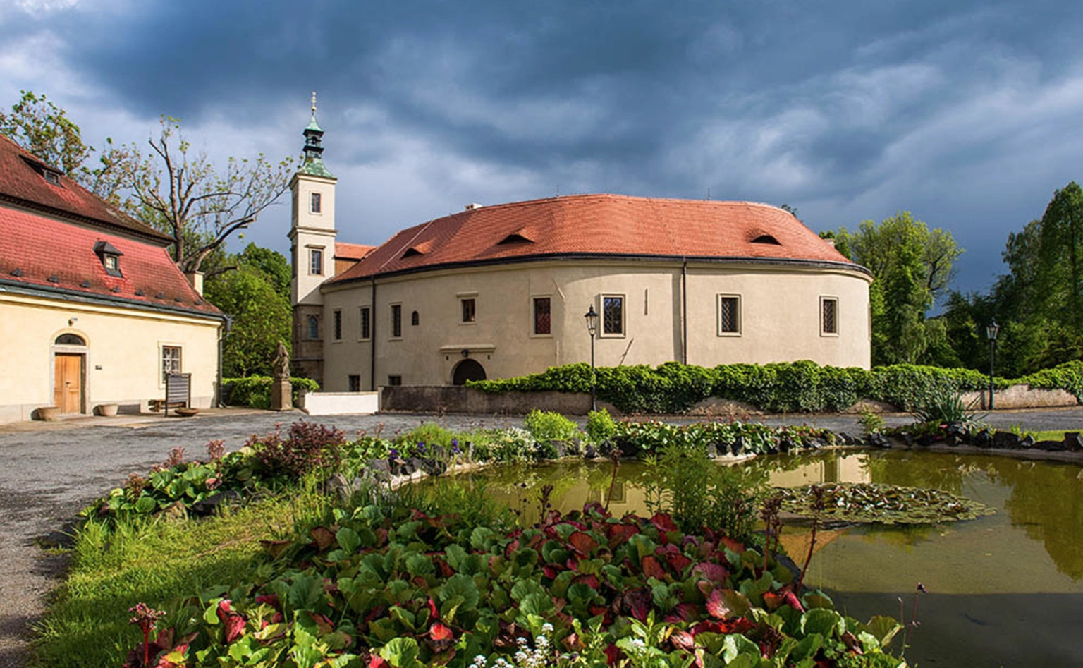 Roztocký zámeček je historickou dominantou Roztok a vyhledávanou atrakcí pro milovníky historie