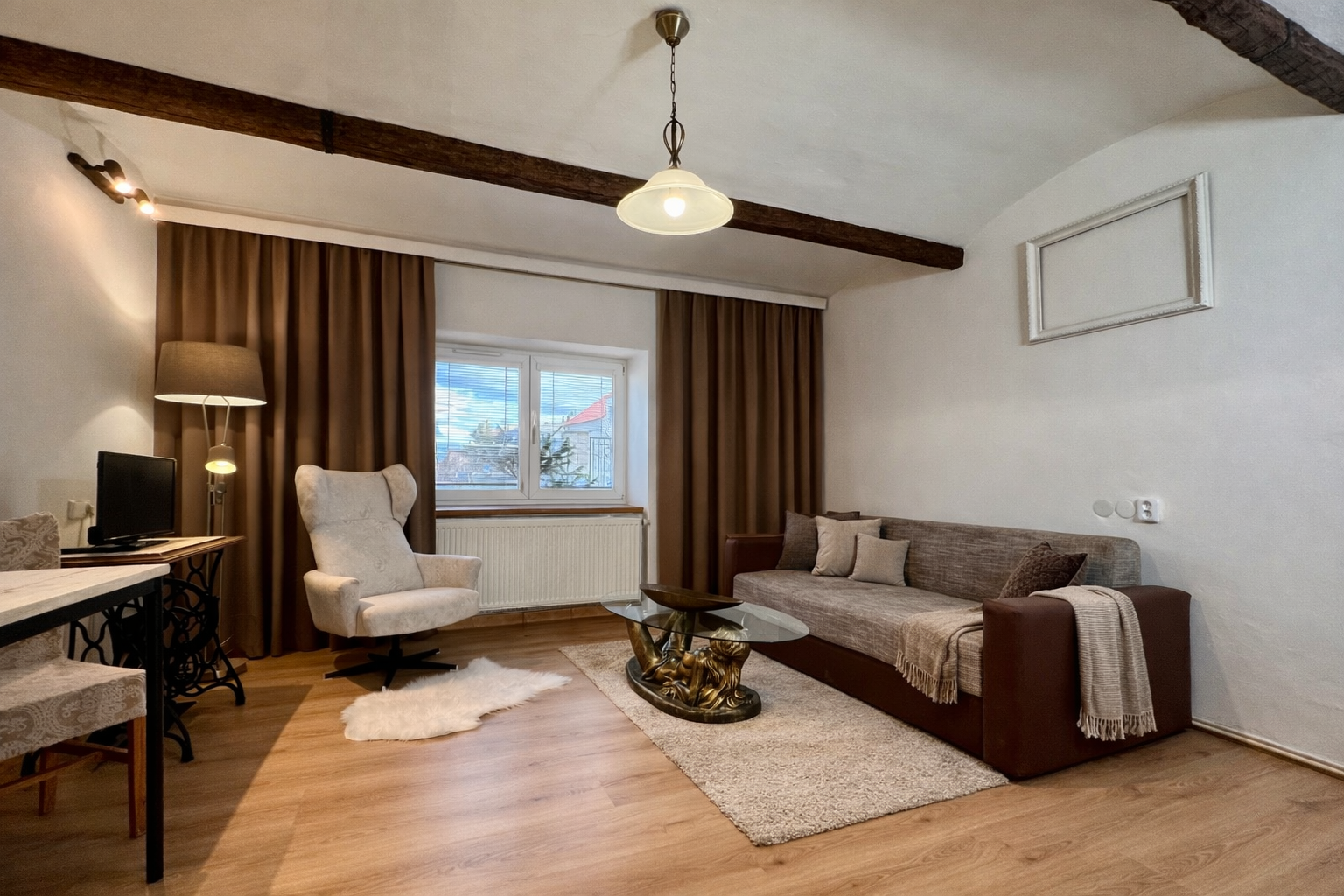 Pronájem kompletně vybaveného bytu 2+kk po kompletní renovaci v Roztokách u Prahy