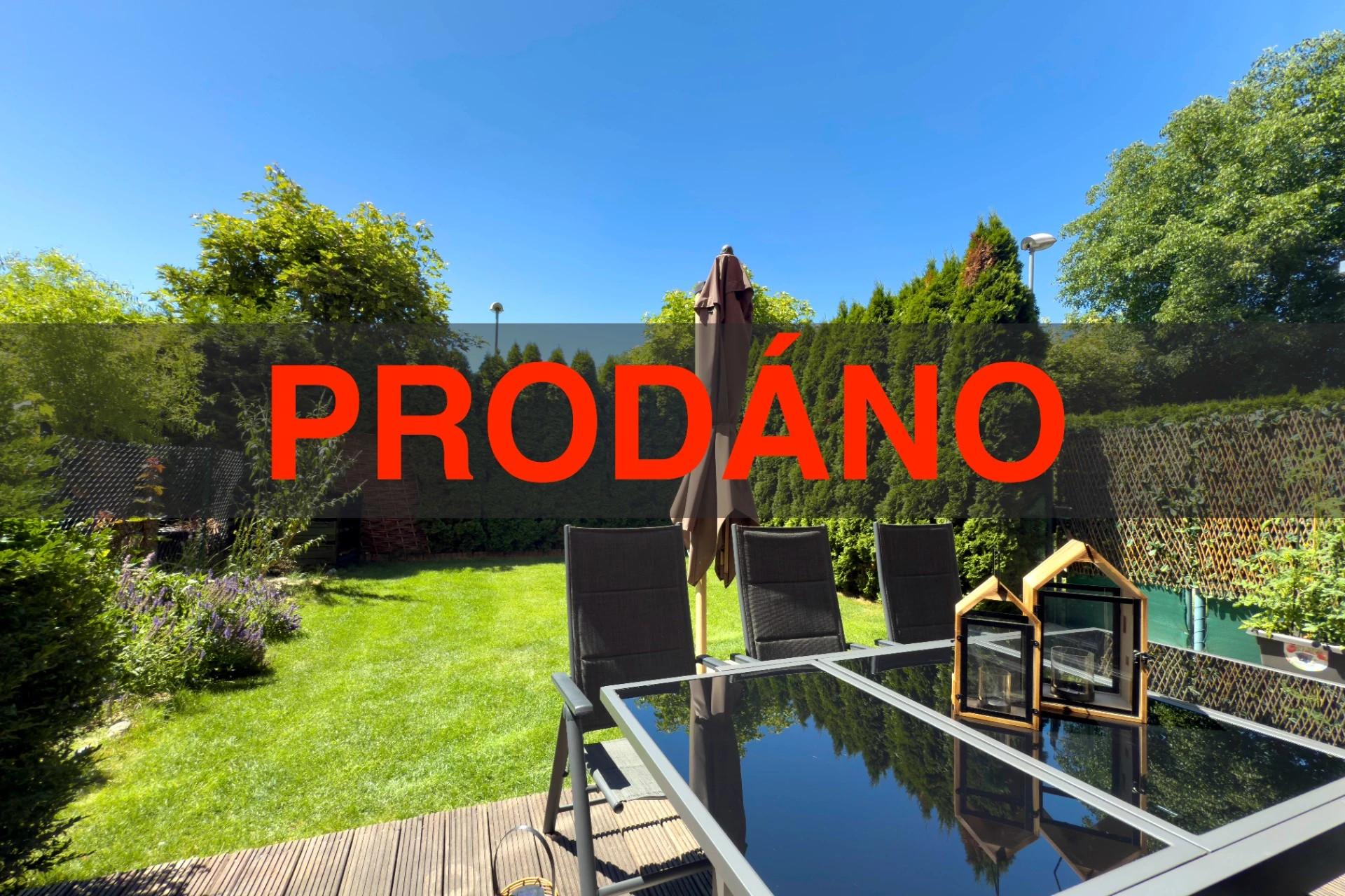 Byt 4+kk se dvěma zahradami, třemi neprůchozími ložnicemi, dvěma koupelnami a dvěma parkovacími stáními v Roztokách u Prahy.