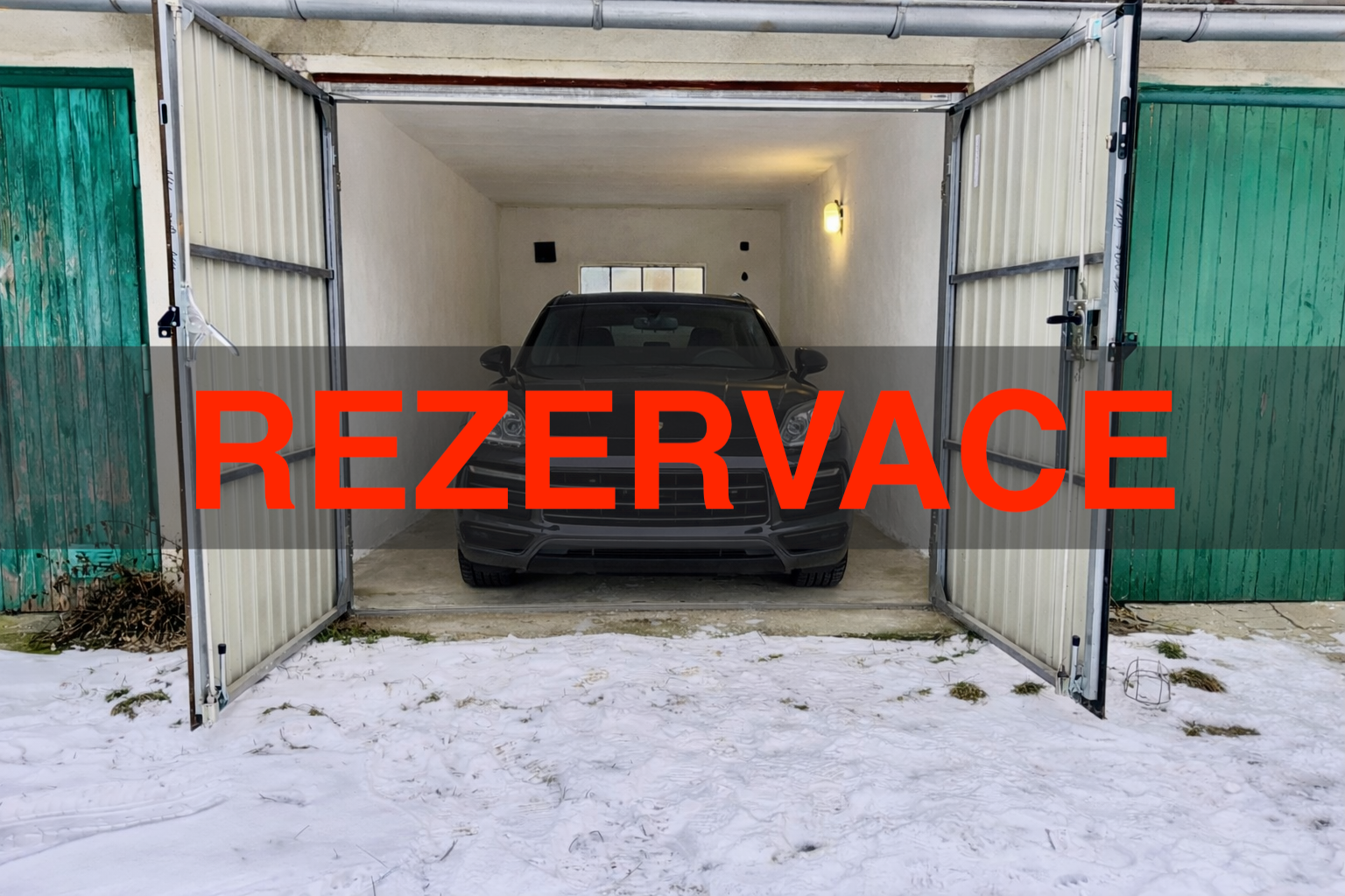 Prodej hostince se zázemím, kuchyní, velkým pozemkem se zahradou ( 1 147 m²), samostatným obchodem se vstupem z hlavní ulice a další budovou s vinárnou. Podlahová plocha 510 m² + sklepy.